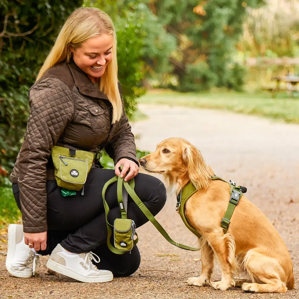 Lifestyle-Urban Trail Leash_3.webp